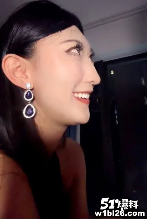 玩物直播女主播懿神sama使用顶级香水调教男狗憋精 黑丝玩鸡 极度羞辱 玩物直播女主播懿神sama使用顶级香水调教男狗憋精 黑丝玩鸡 极度羞辱