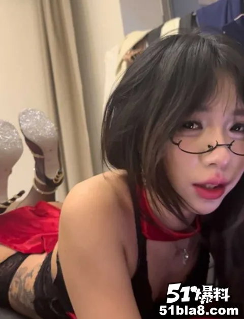 杭州性感网红女神 冯晓燕 眼镜辣妹下播秒变红项圈骚母狗 渔网开档被男友后入狂操 杭州性感网红女神 冯晓燕 眼镜辣妹下播秒变红项圈骚母狗 渔网开档被男友后入狂操